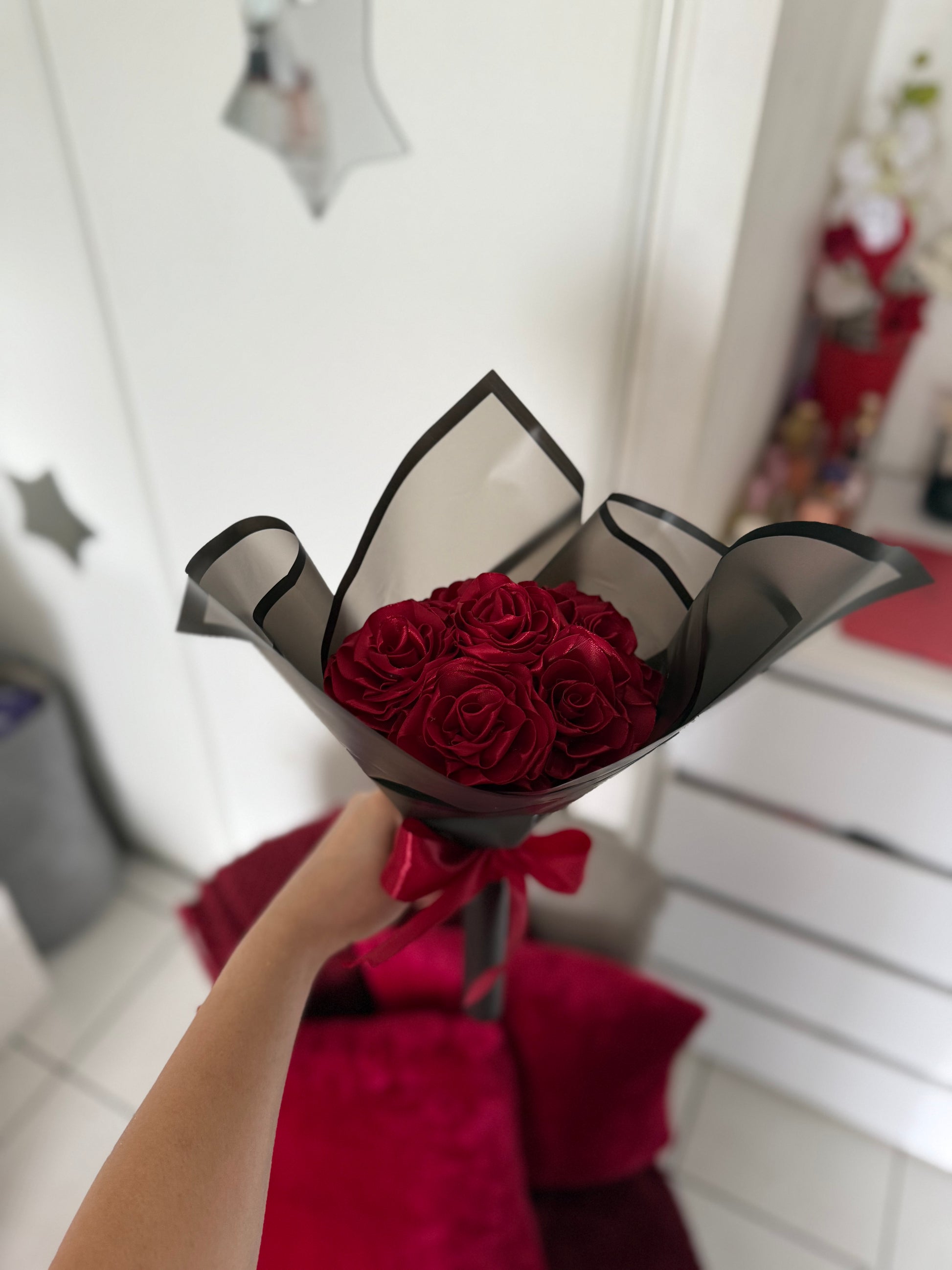 Rouge Éternel – Douce Attention ❤️